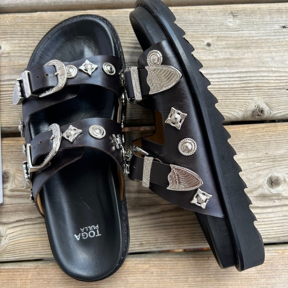 TOGA PULLA Black Double Buckle Charms Sandals - Picture 3 of 7